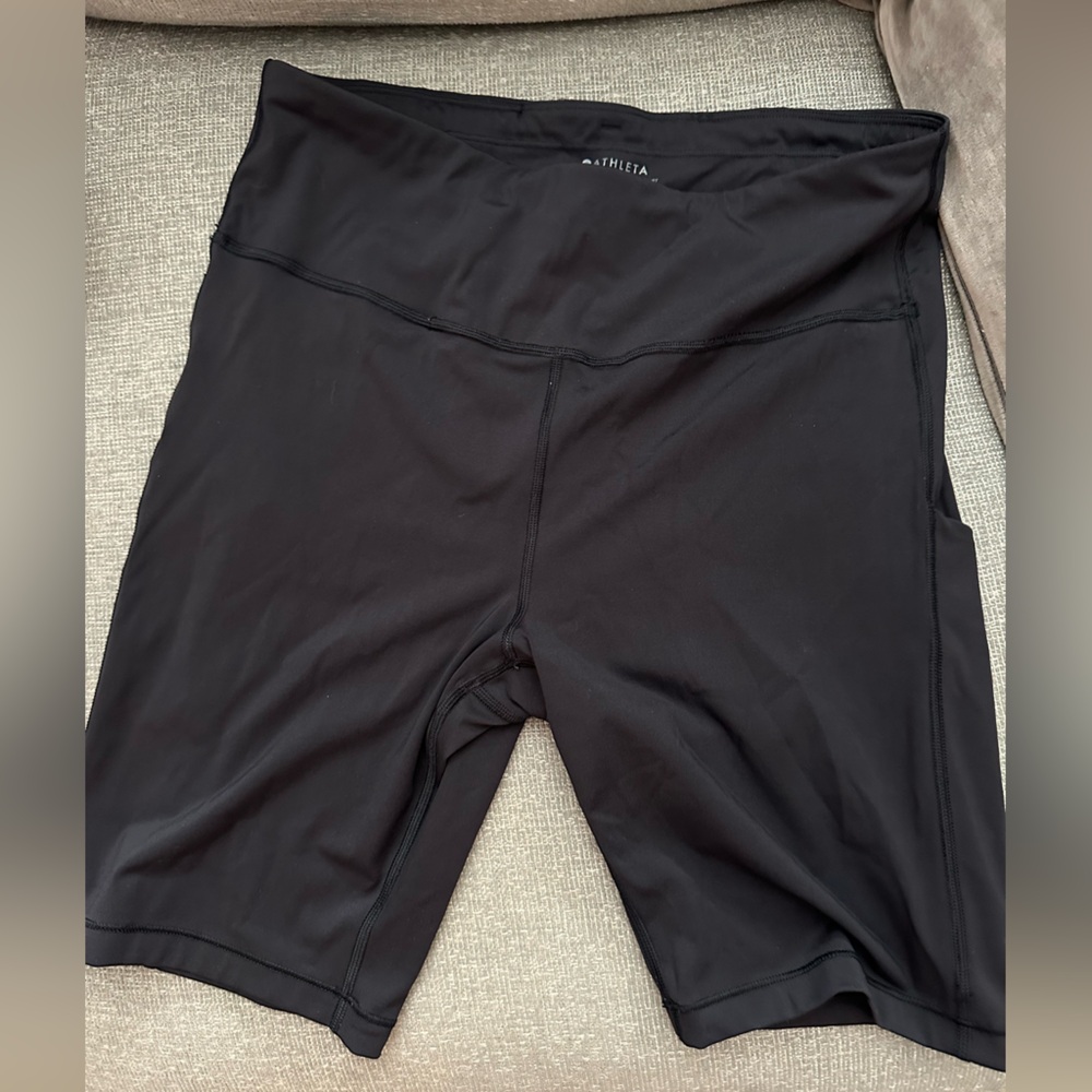 Athleta Black 9" Stash Pocket Shorts size L
